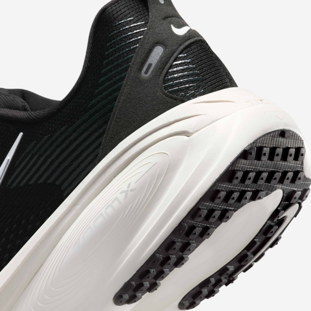Nike Vomero 18 (Black/Summit White)